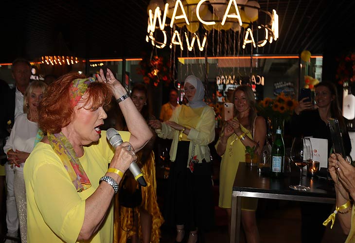 Sarah Laux sang beim WACA Goes Yellow Event im WACA in der Motorwelt München (©Foto:Martin Schmitz)